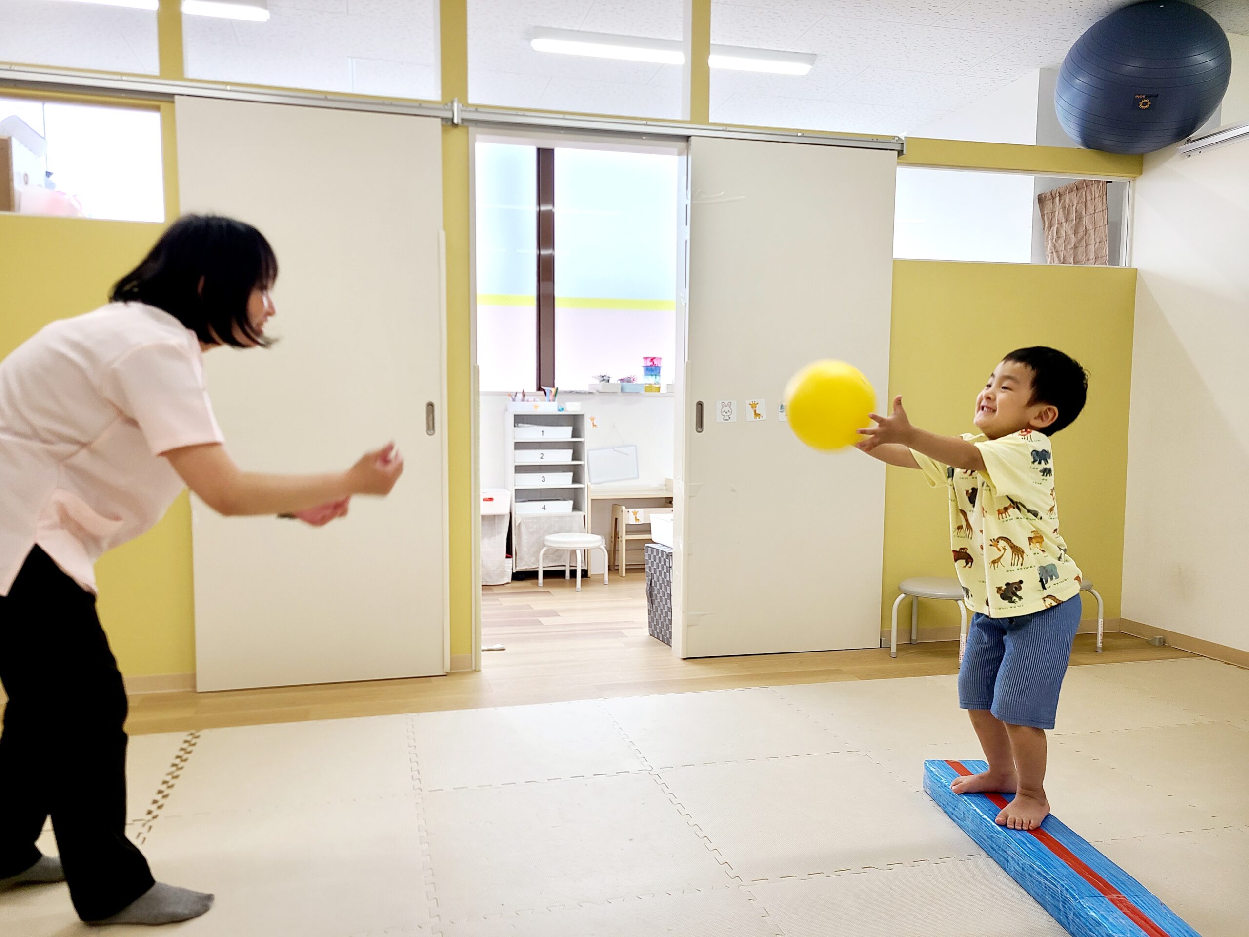 ゆめラボで家庭や園生活につながる支援を行う様子
