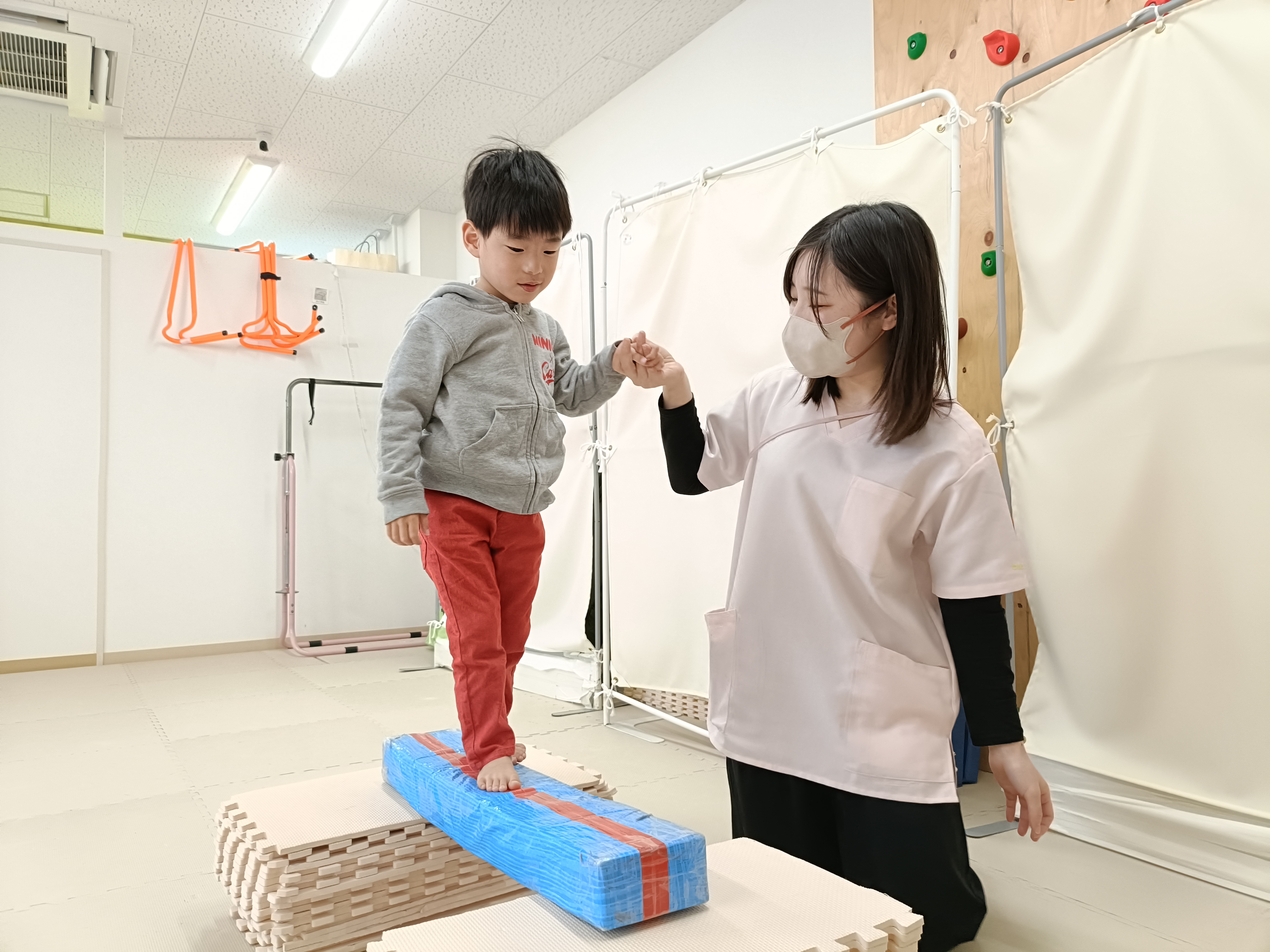 運動療育で活動に取り組む子どもの様子