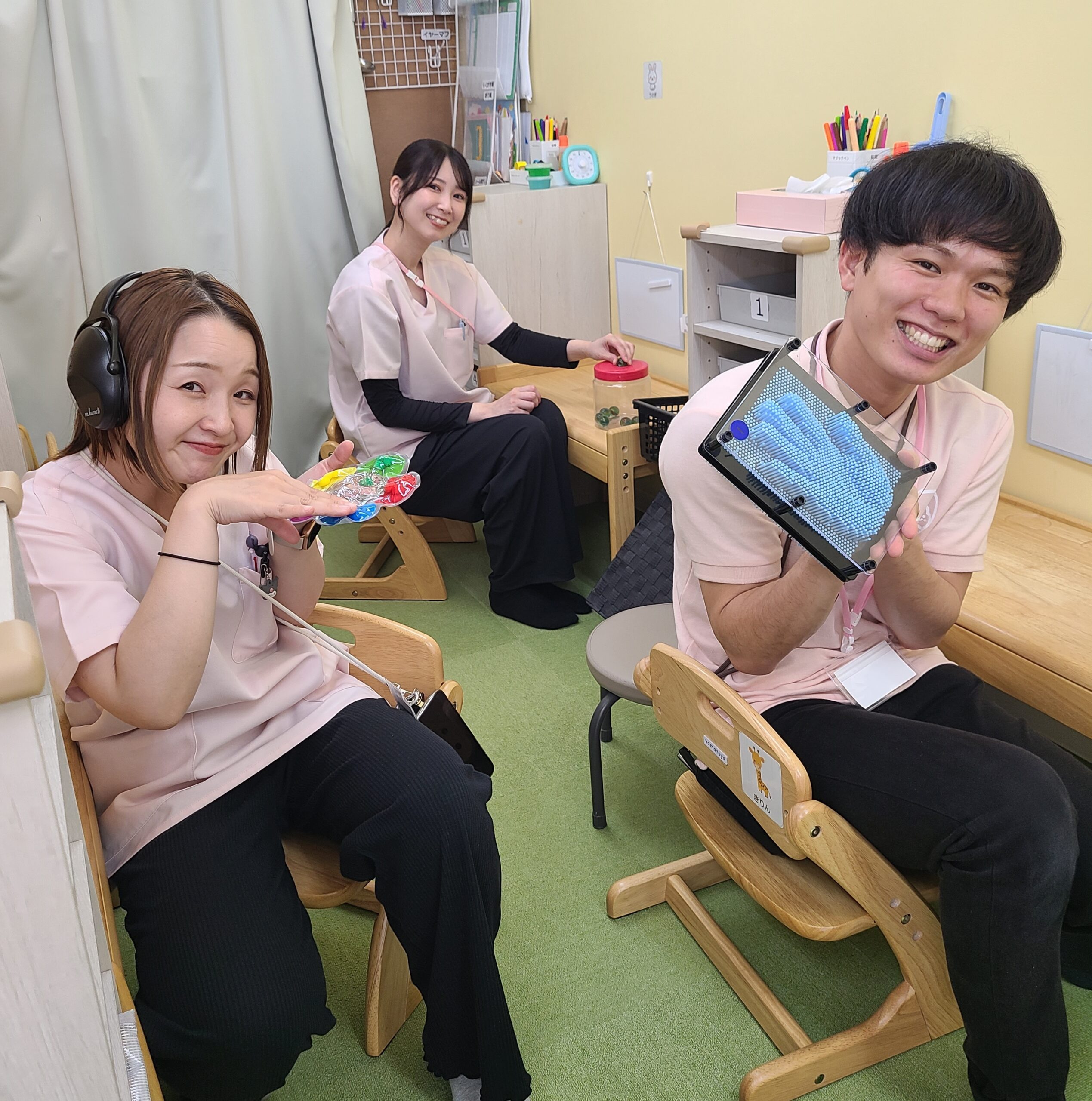 ゆめラボで子どもと関わる職員の様子
